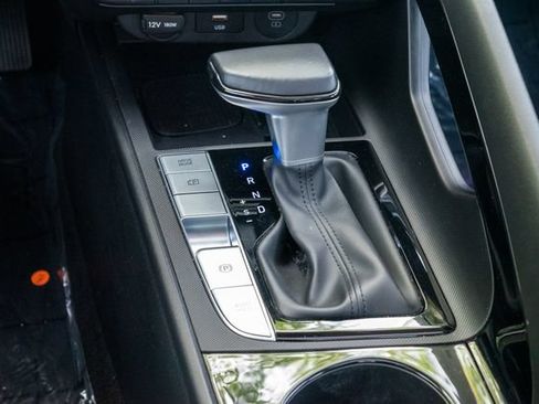 Certified 2025 Hyundai Elantra Limited FWD image 22