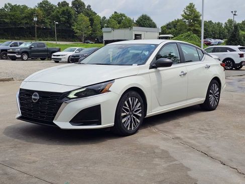 Used 2025 Nissan Altima 2.5 SV FWD image 1