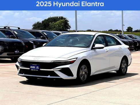 Used 2025 Hyundai Elantra SE w/ Cargo Package image 3