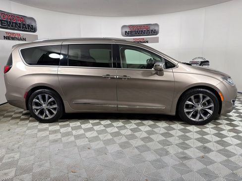 Used 2018 Chrysler Pacifica Limited w/ Tire & Wheel Group FWD image 4