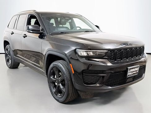 Used 2023 Jeep Grand Cherokee Altitude AWD/4WD image 3