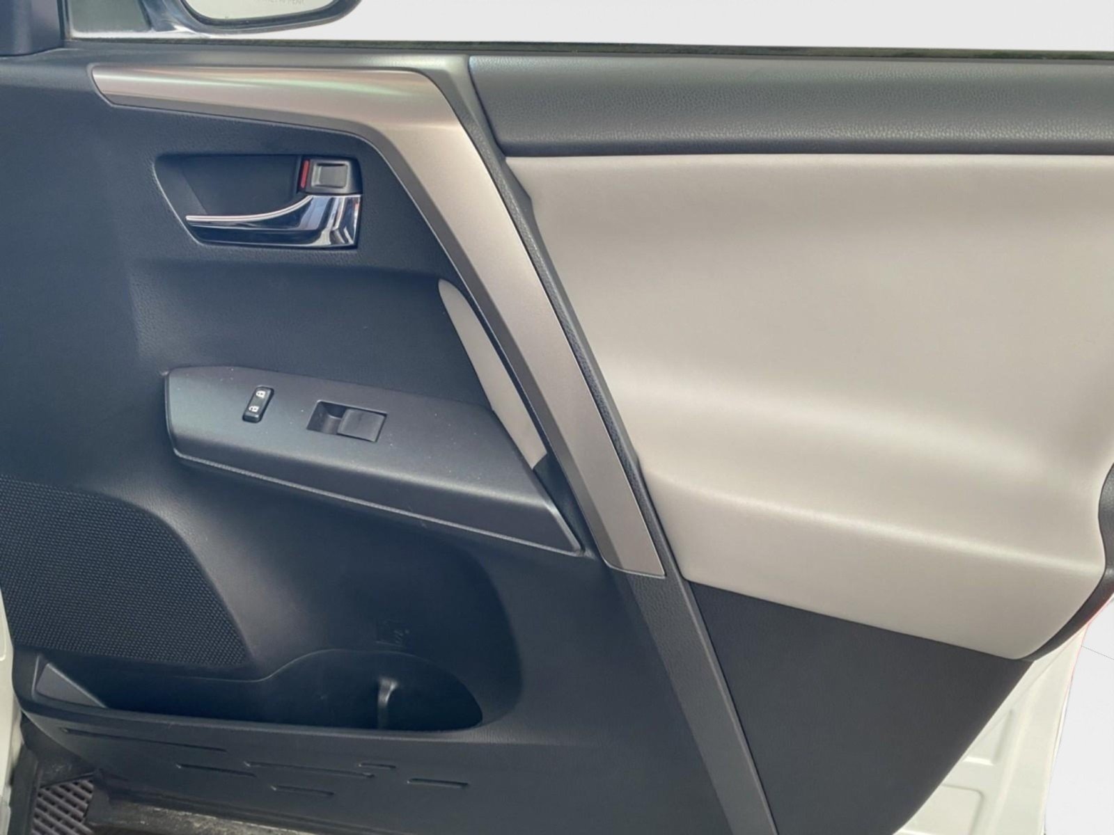 Used 2018 Toyota RAV4 XLE AWD/4WD image 7
