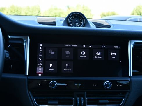 Used 2024 Porsche Macan image 16