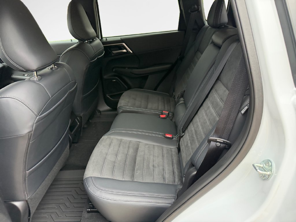 Used 2025 Mitsubishi Outlander SE AWD/4WD image 24