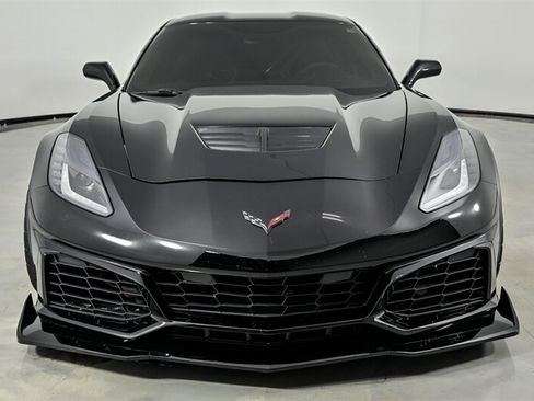 Used 2015 Chevrolet Corvette Z06 w/ 3LZ Preferred Equipment Group RWD image 4