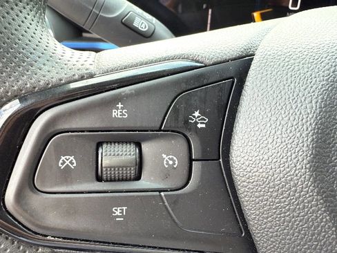 Used 2025 Chevrolet Trax LT FWD image 19