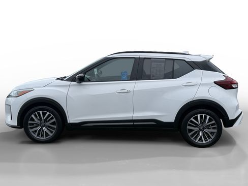 Used 2024 Nissan Kicks SR image 2
