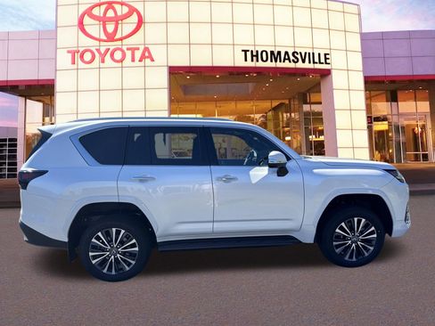 Used 2025 Lexus LX 600 4WD w/ Premium Package image 4