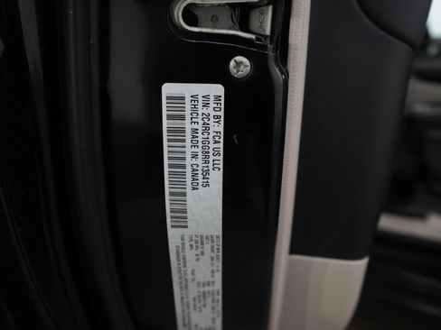 Used 2024 Chrysler Pacifica Limited image 24