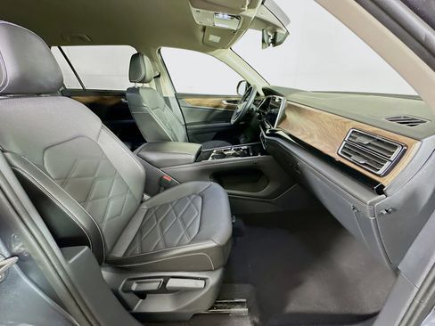 Used 2024 Volkswagen Atlas SE image 32