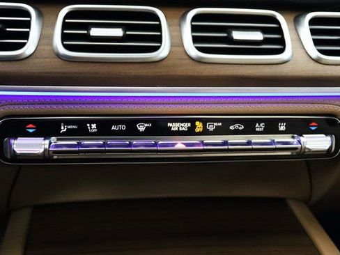 Used 2024 Mercedes-Benz GLE 450e 4MATIC w/ Driver Assistance Package image 31