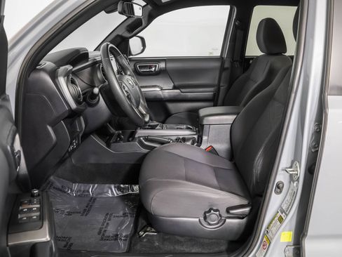 Used 2018 Toyota Tacoma TRD Off-Road w/ Technology Package AWD/4WD image 6