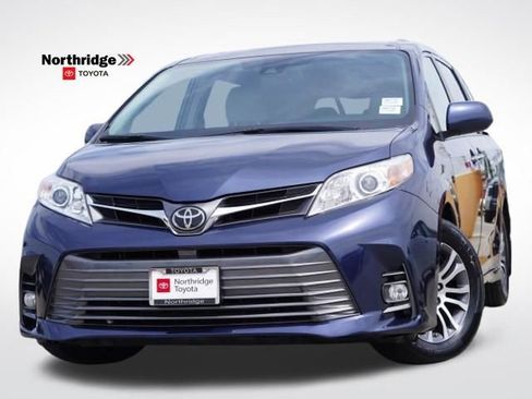 Used 2018 Toyota Sienna XLE w/ XLE Navigation Package FWD image 1