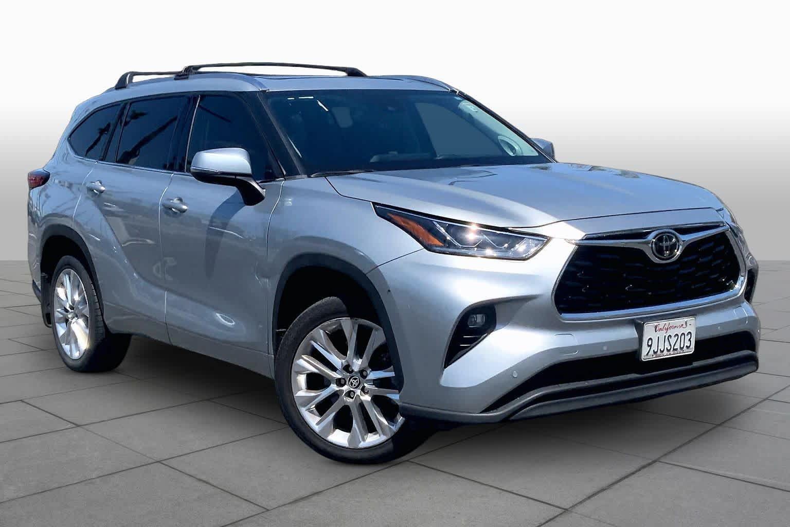 Used 2023 Toyota Highlander Limited FWD image 2