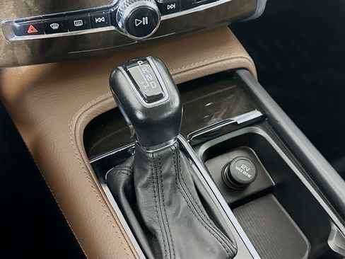 Used 2018 Volvo XC90 T6 Momentum image 24