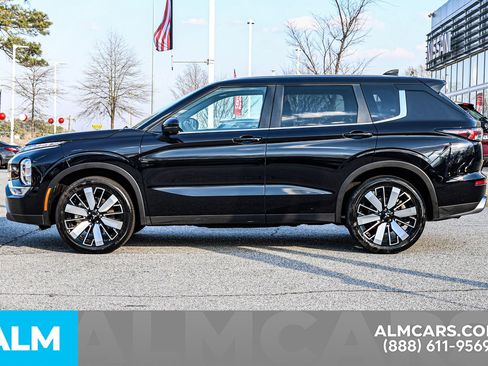 Used 2025 Mitsubishi Outlander SE image 9