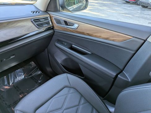 Used 2024 Volkswagen Atlas SE image 18