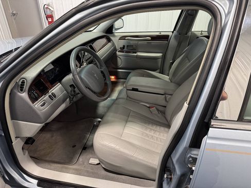 Used 2006 Lincoln Town Car Signature RWD image 12