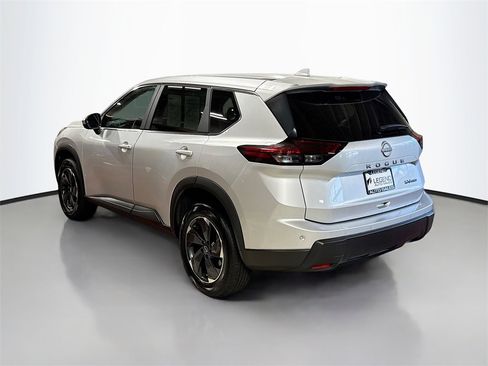 Used 2024 Nissan Rogue SV image 9