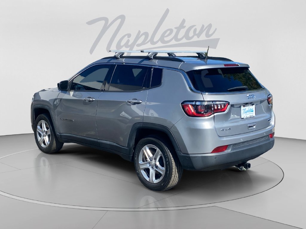 Used 2024 Jeep Compass Latitude w/ Convenience Group AWD/4WD image 3