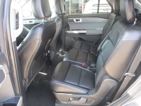 Used 2021 Ford Explorer Limited w/ Equipment Group 301A RWD image 5