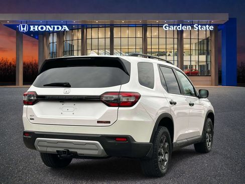 Used 2023 Honda Pilot TrailSport image 3