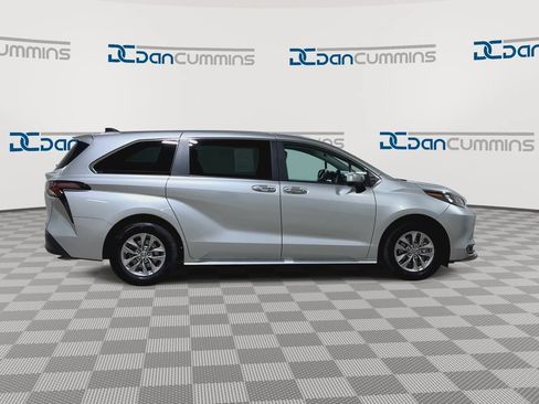Used 2025 Toyota Sienna XLE AWD/4WD image 2
