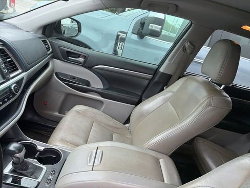 Used 2018 Toyota Highlander Limited Platinum FWD image 28