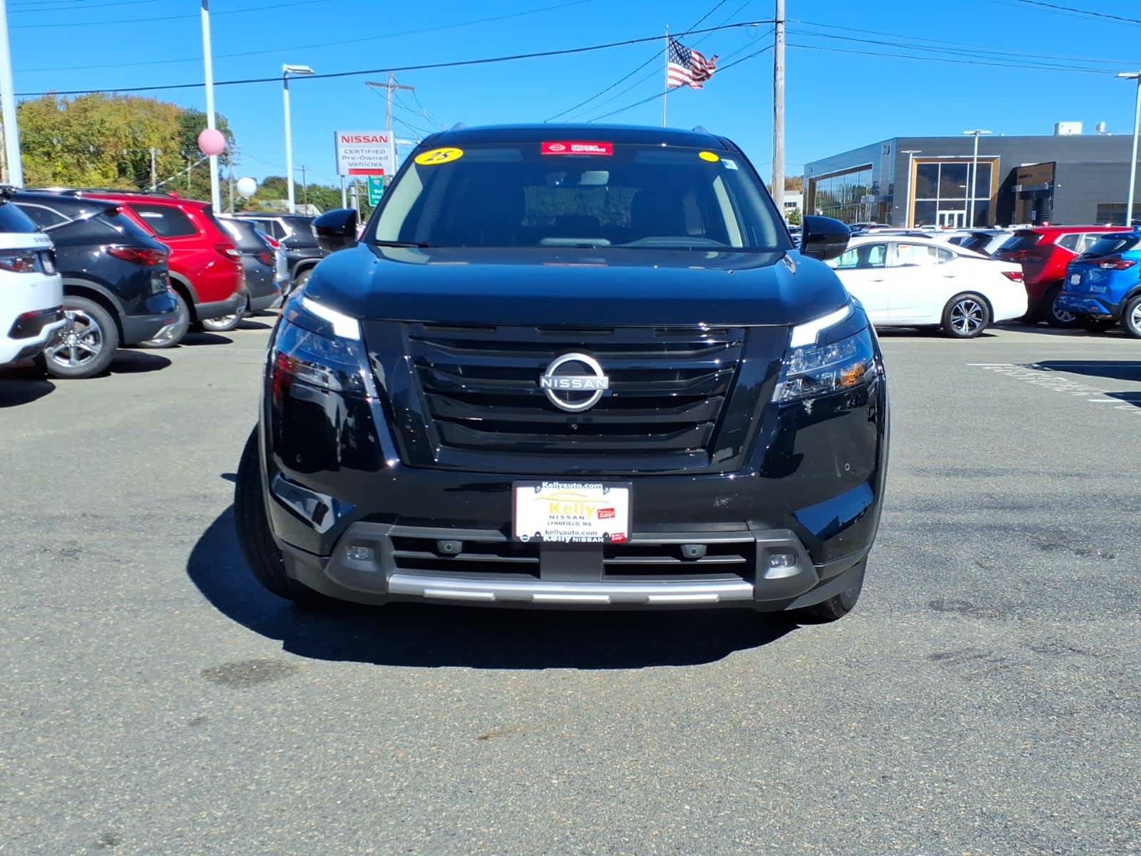 Used 2025 Nissan Pathfinder SL w/ Black Appearance Package AWD/4WD image 2