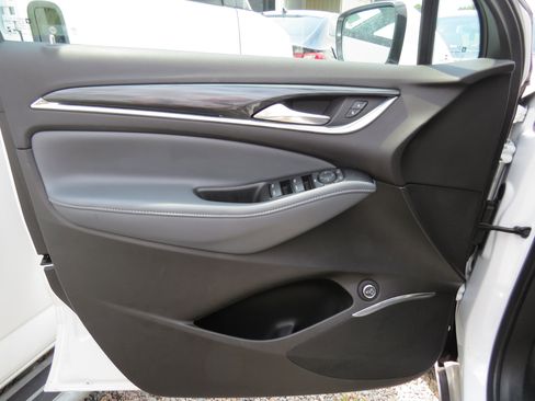 Used 2021 Buick Enclave Essence image 25