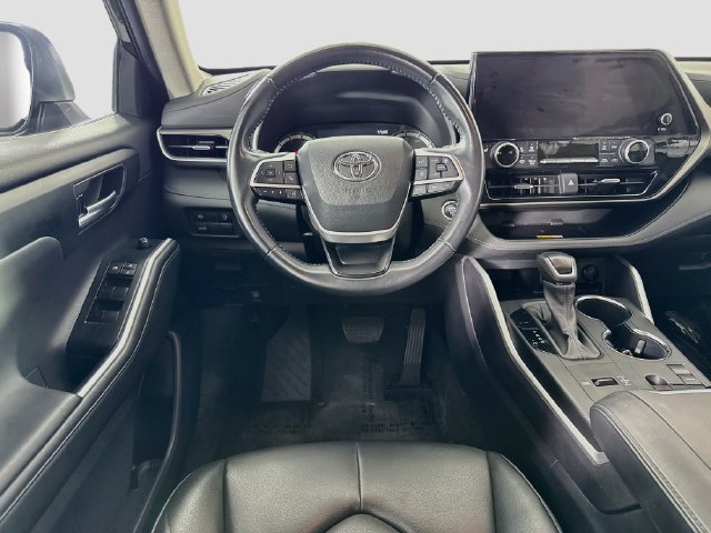 Used 2023 Toyota Highlander XLE FWD image 22