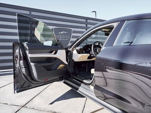 Used 2020 Porsche Taycan Turbo S image 32