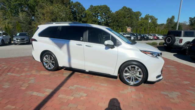 Used 2023 Toyota Sienna Platinum FWD image 4