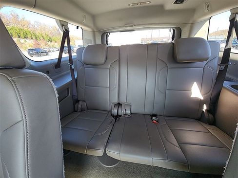 Used 2018 Chevrolet Suburban LT w/ Luxury Package image 15
