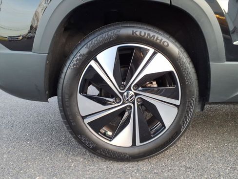 Certified 2024 Volkswagen Taos SE image 5