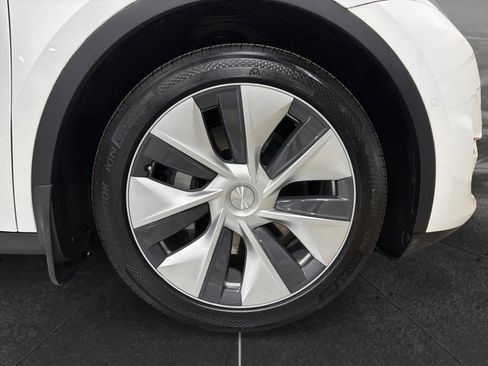 Used 2022 Tesla Model Y Long Range image 36