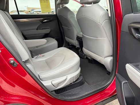 Used 2021 Toyota Highlander Platinum image 16