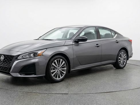 Used 2025 Nissan Altima 2.5 SV image 3
