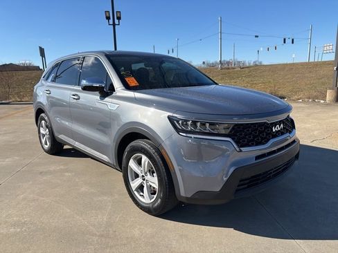 Used 2022 Kia Sorento LX image 2