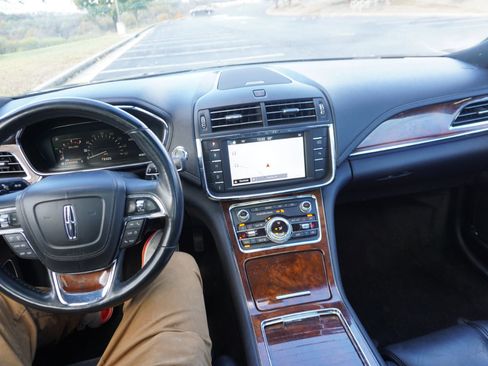 Used 2017 Lincoln Continental Select image 30