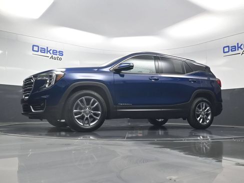 Used 2022 GMC Terrain SLT w/ LPO, Floor Liner Package AWD/4WD image 40