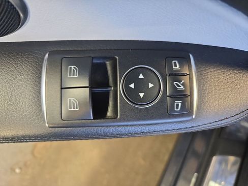 Used 2013 Mercedes-Benz SLK 250 image 26