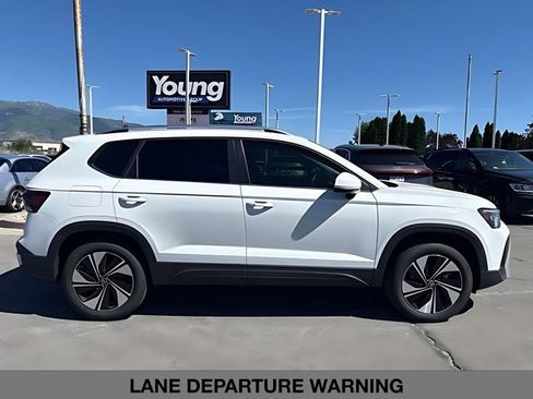 Used 2025 Volkswagen Taos SE w/ Panoramic Sunroof Package AWD/4WD image 3