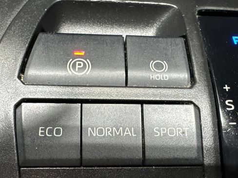 Used 2021 Toyota RAV4 LE FWD image 15