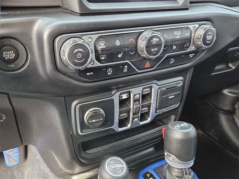 Used 2018 Jeep Wrangler Unlimited Sahara image 17