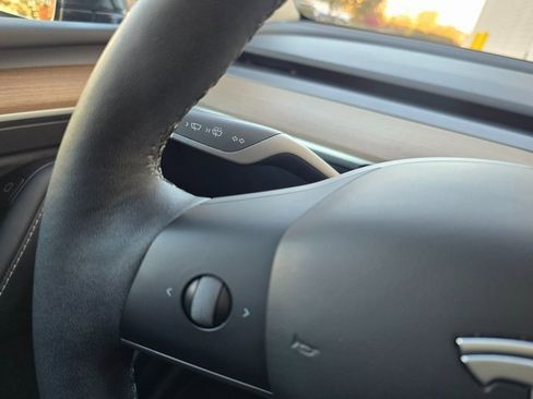 Used 2024 Tesla Model Y 2WD image 27