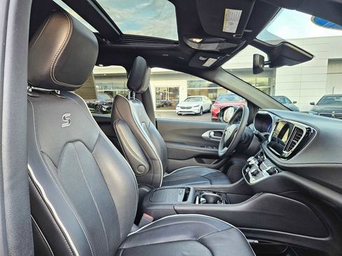 Used 2025 Chrysler Pacifica Limited image 11