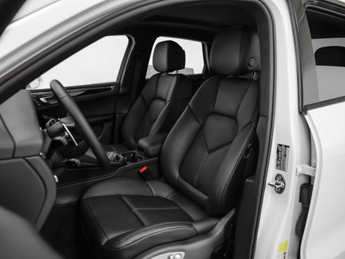 Certified 2025 Porsche Macan AWD/4WD image 30