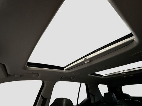 Used 2020 Chevrolet Traverse LT w/ LT Premium Package image 22