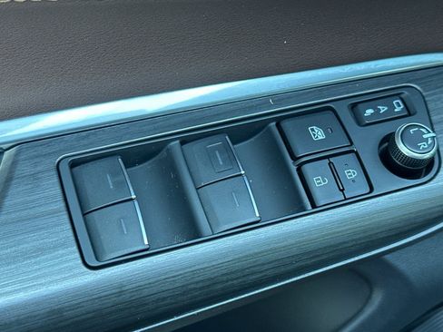 Used 2023 Toyota Venza Limited image 13